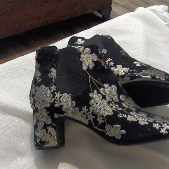 Anne Klein Gorgia Booties Boots Black Floral Women sz 8 M Luxury Art2wear - Picture 1 of 6